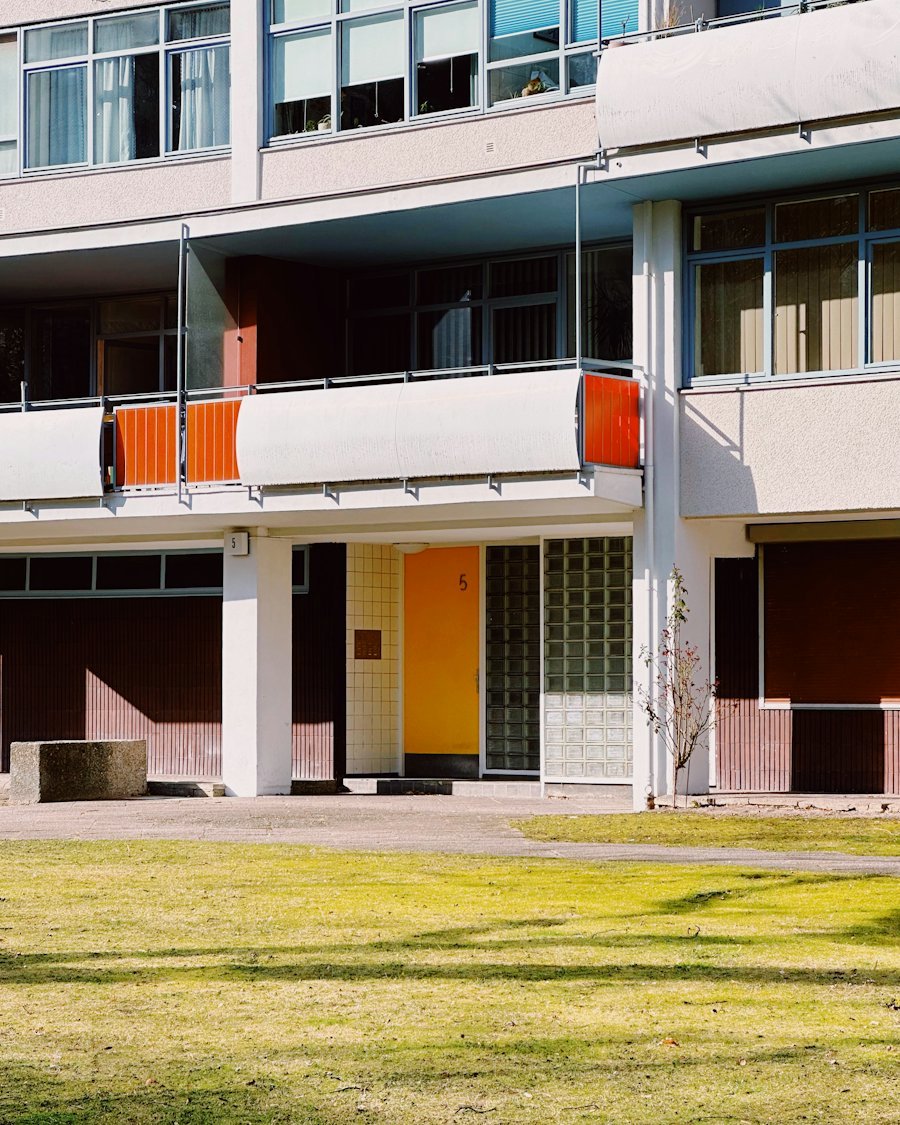 Hauseingang eines Mehrfamilienhauses mit Grünfläche