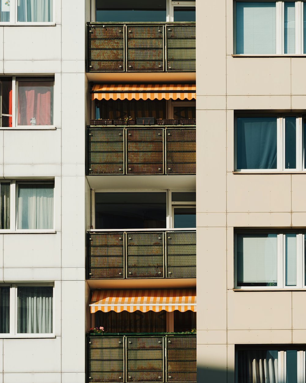 Fassade eines Berliner Wohnhauses mit Balkonen